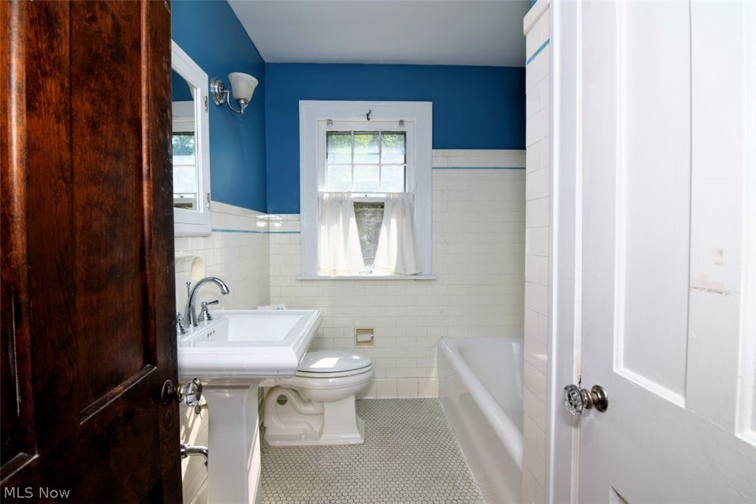 3292 Braemar Road Shaker Heights, OH 44120 - Photo 21 of 27 Second floor hall bath