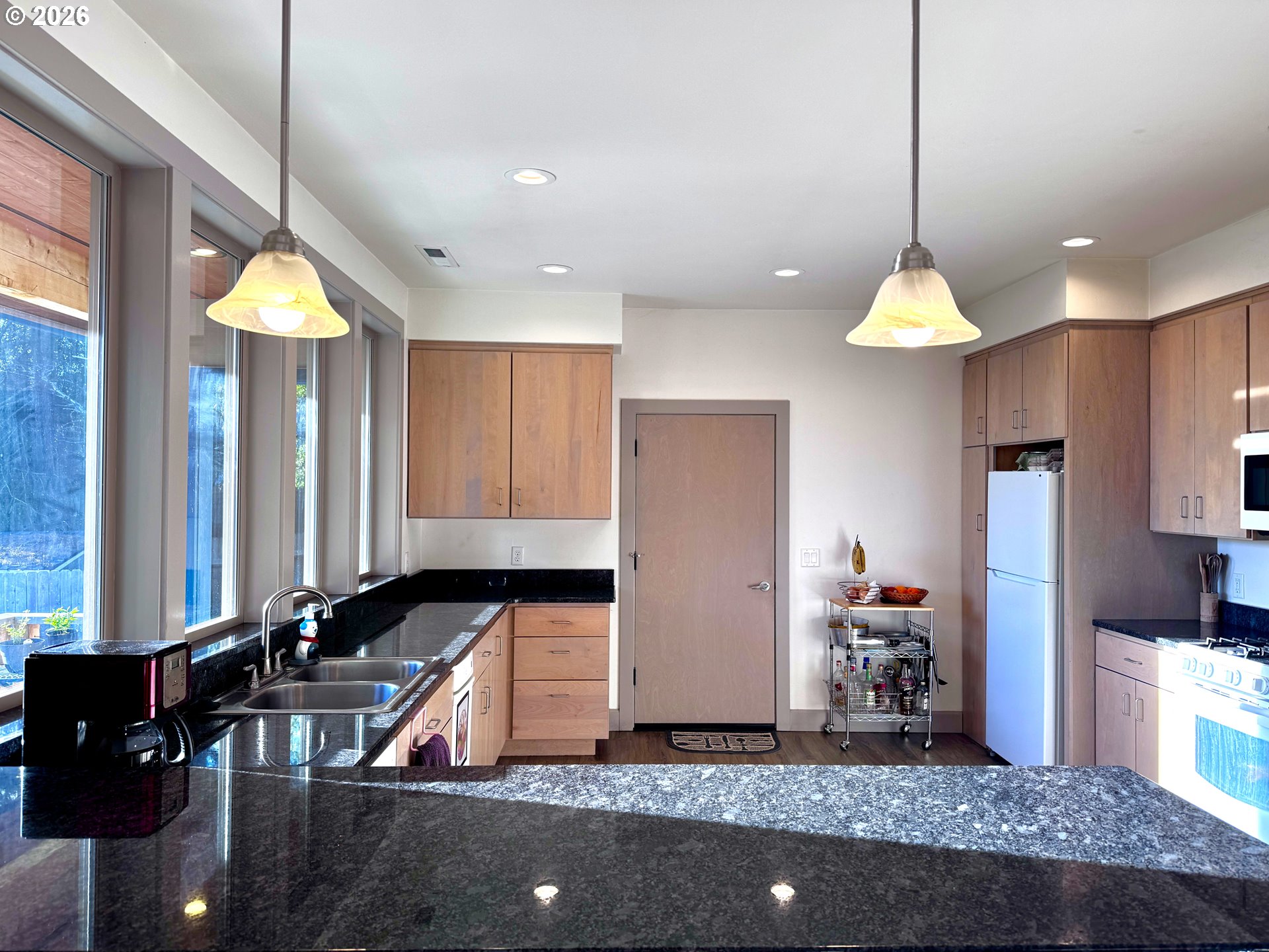 929 Old County Road Brookings, OR 97415 - Photo 25 of 46 Kitchen