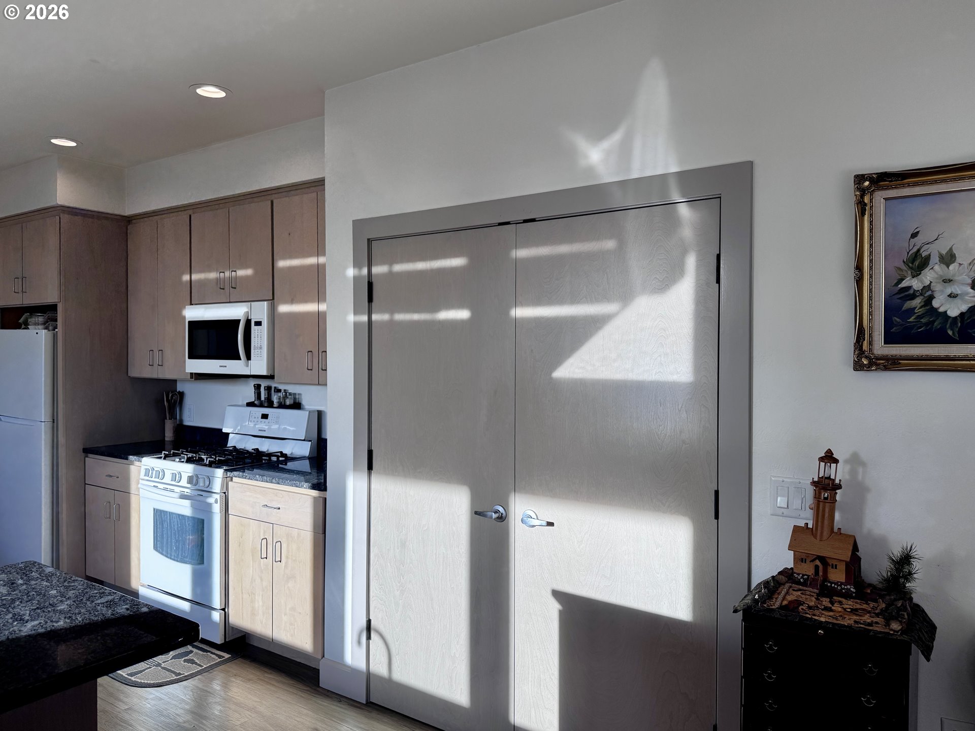 929 Old County Road Brookings, OR 97415 - Photo 26 of 46 Kitchen
