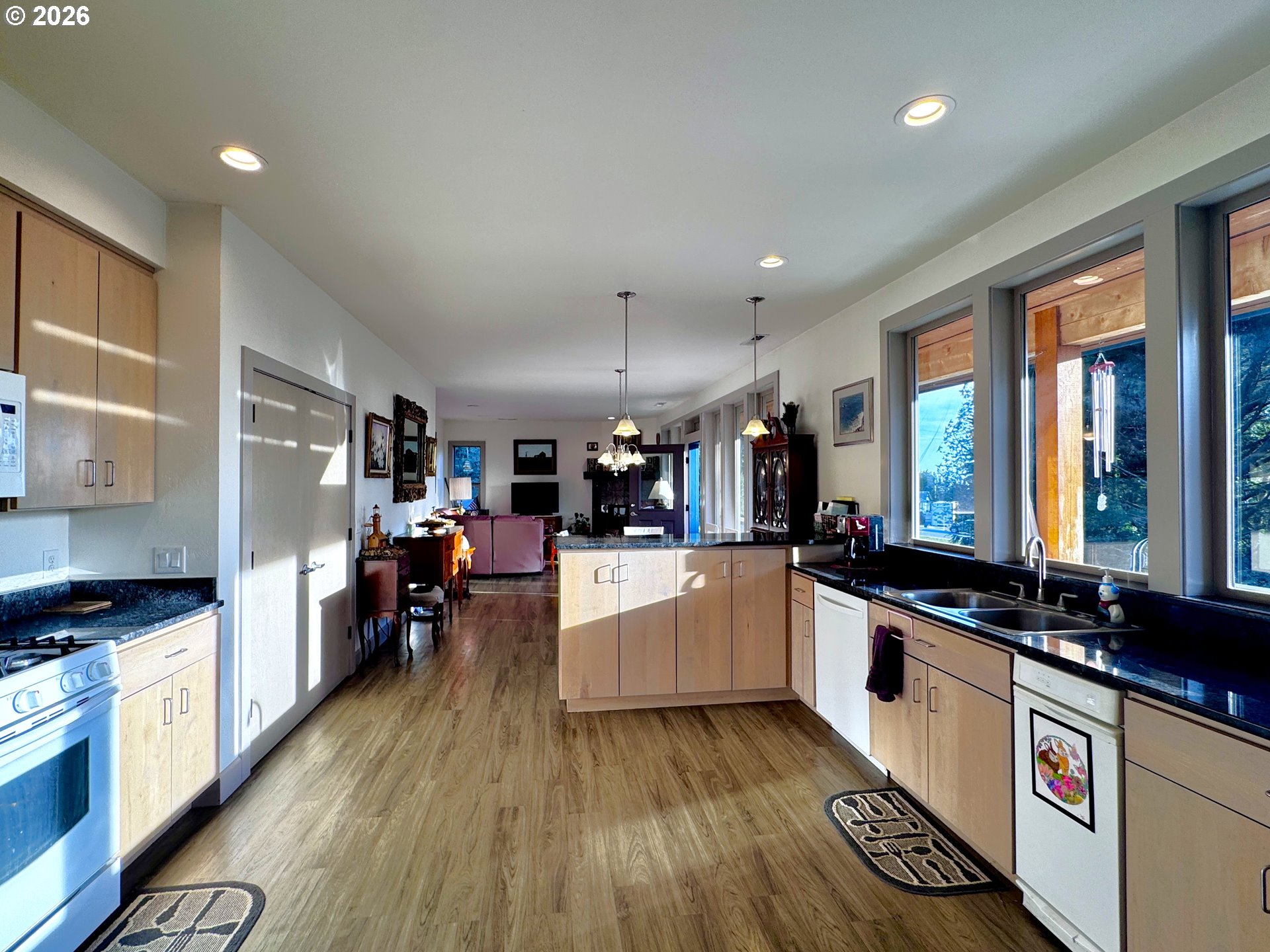 929 Old County Road Brookings, OR 97415 - Photo 29 of 46 Kitchen