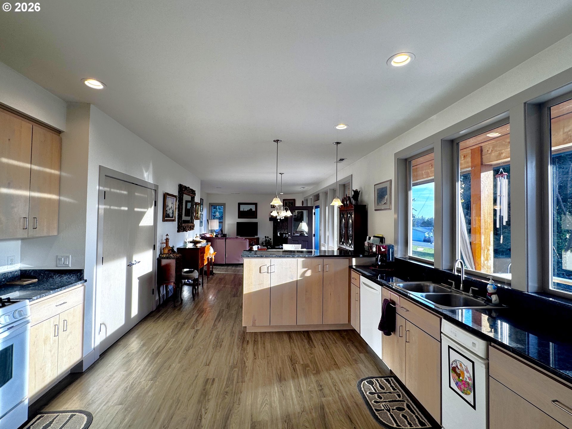 929 Old County Road Brookings, OR 97415 - Photo 30 of 46 Kitchen