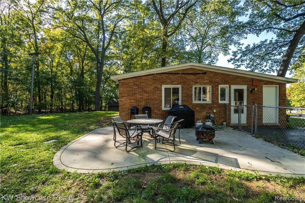 1388 Omega Road Walled Lake, MI 48390 - Photo 3 of 21