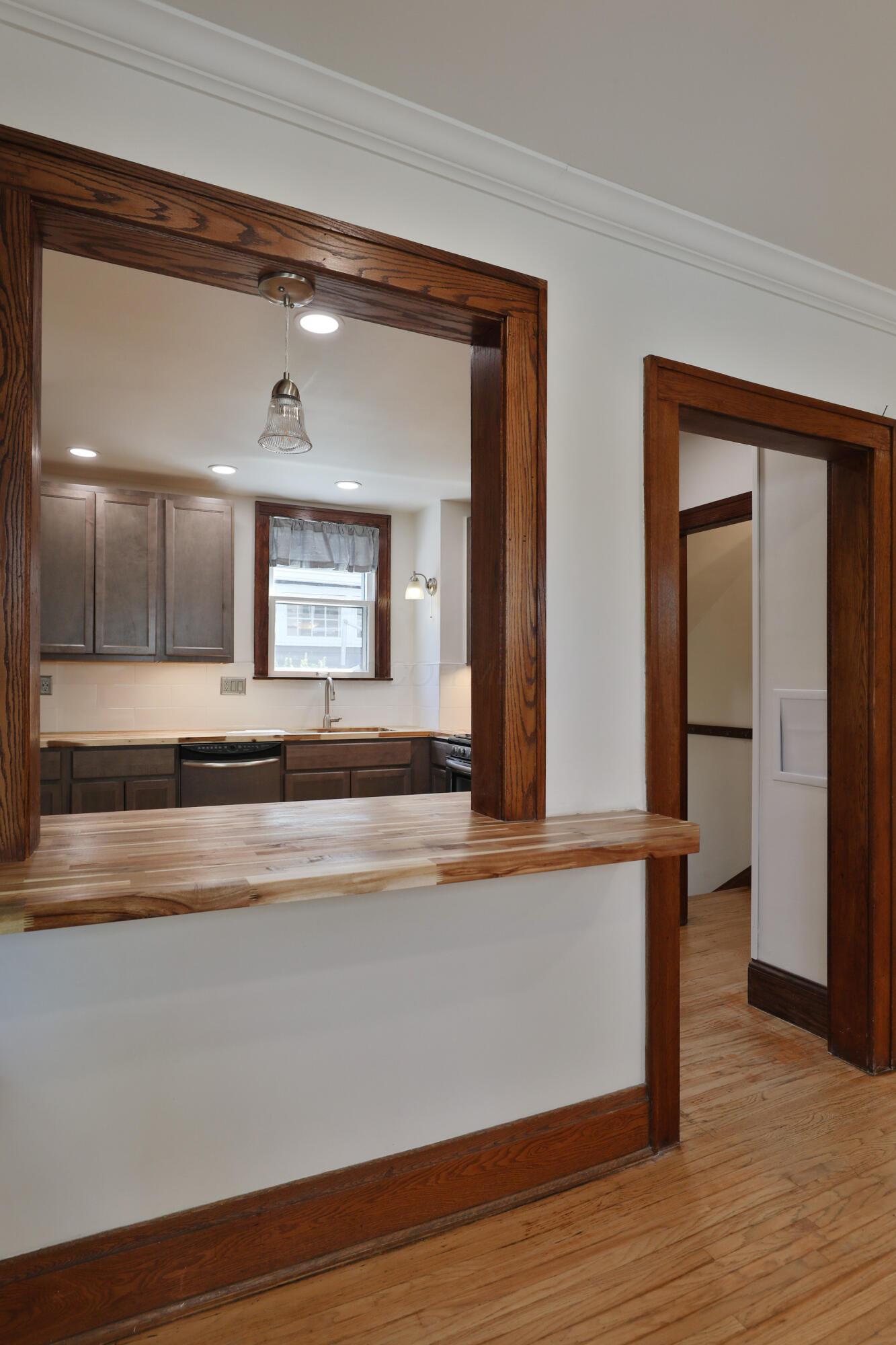 306 Crestview Road Columbus, OH 43202 - Photo 14 of 53 Breakfast Bar