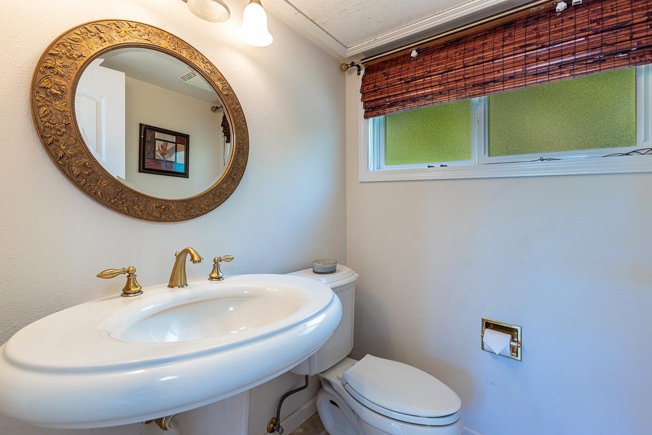 164 West Ikea Moku Place Kihei, HI 96753 - Photo 15 of 49 a bathroom with a toilet and a sink