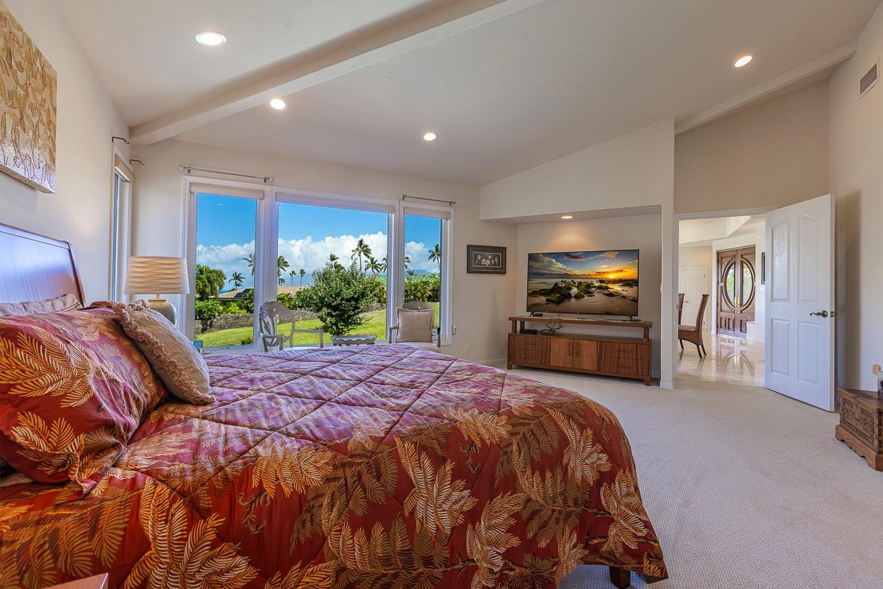 164 West Ikea Moku Place Kihei, HI 96753 - Photo 27 of 49 a spacious bedroom with a bed and a large mirror