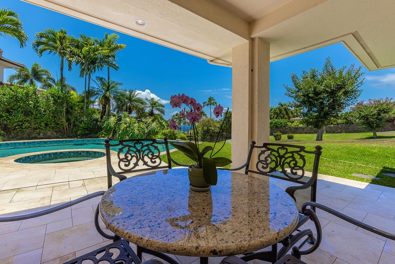 164 West Ikea Moku Place Kihei, HI 96753 - Photo 8 of 49 a view of a dining room with furniture a potted plant and a table
