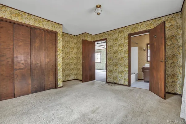 a view of entryway with bathroom