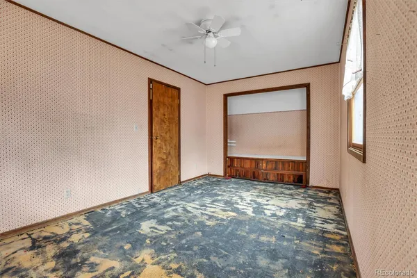 a view of room with window and ceiling fan