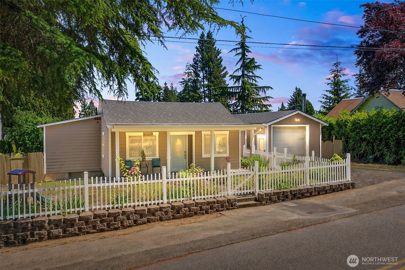 6609 Elliott Way Everett, WA 98203 - Photo 1 of 40
