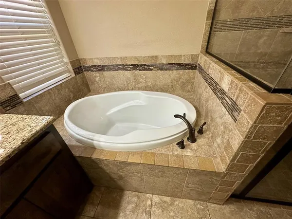 $2,295 | 4502 Sapphire Lane, Granbury, TX 76049