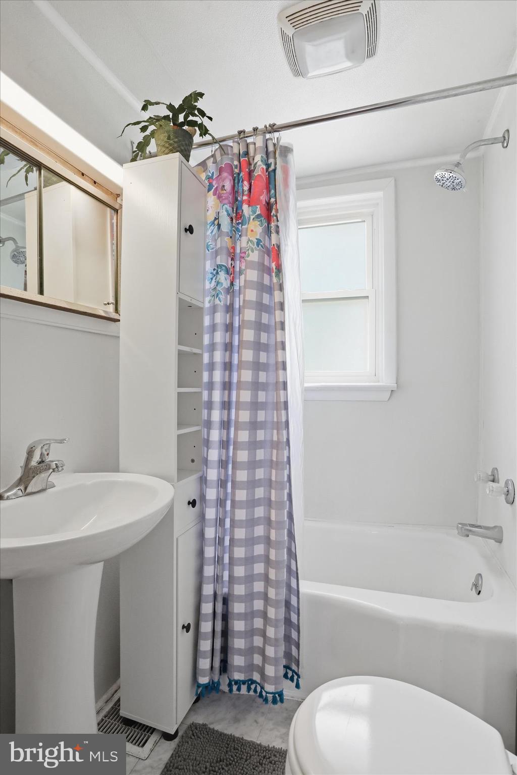 141 North Ridge Avenue Greencastle, PA 17225 - Photo 14 of 27 Full Bathroom