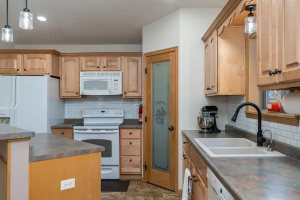 $339,900 | 140 Peggy Lane, Eagle Lake, MN 56024