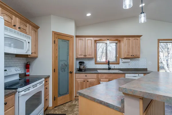 $339,900 | 140 Peggy Lane, Eagle Lake, MN 56024