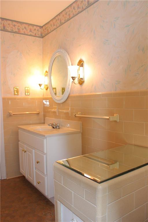 134 Glade Run Road Mars, PA 16046 - Photo 25 of 25 Full bath off of main hallway