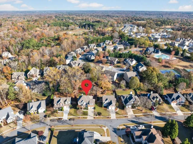 a view of a yard with a house