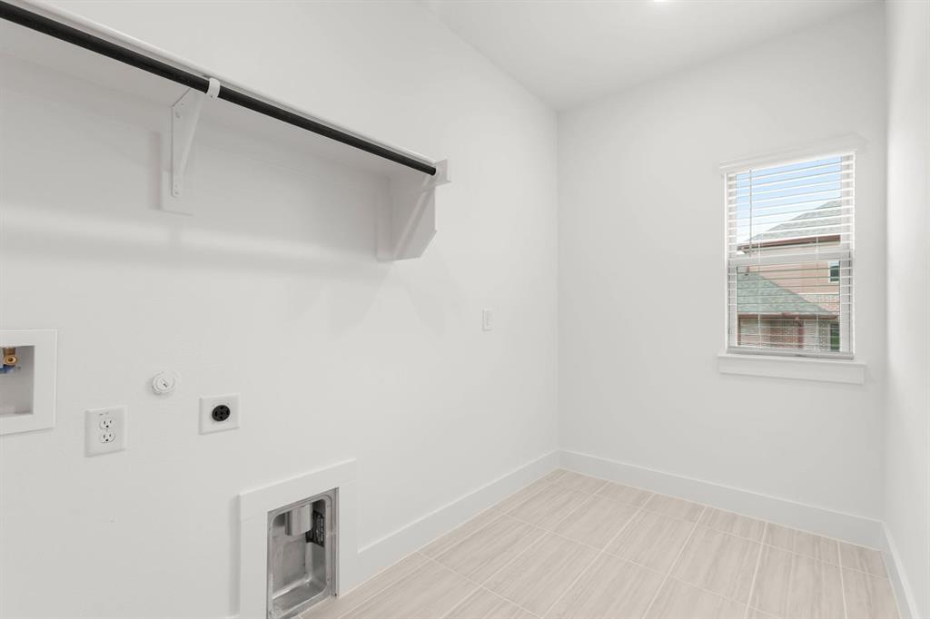 413 Tower Street DeSoto, TX 75115 - Photo 17 of 30 a view of small space with wooden floor