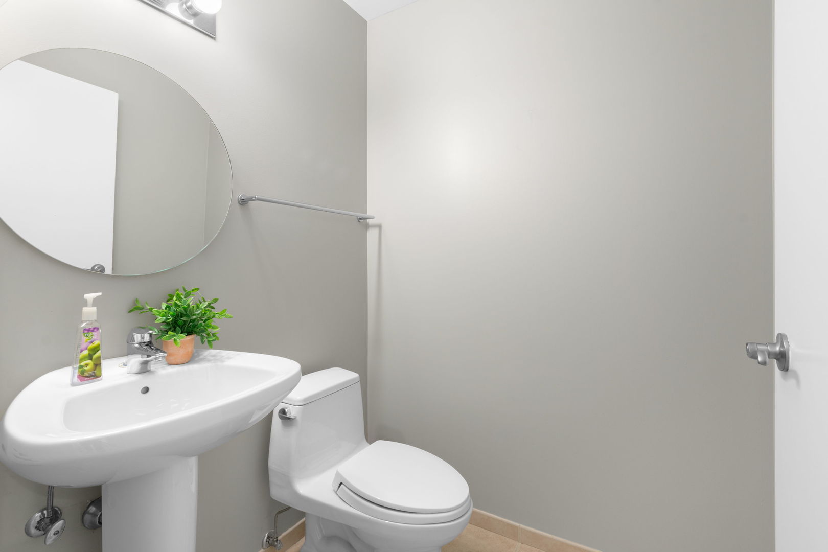 653 North Kingsbury Street, Unit 802 Chicago, IL 60654 - Photo 4 of 18