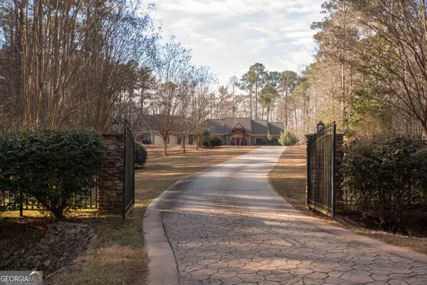 a view of pathway with yard