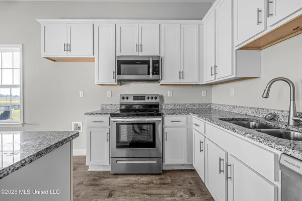 $316,000 | 9155 Lakeside Circle South, Walls, MS 38680