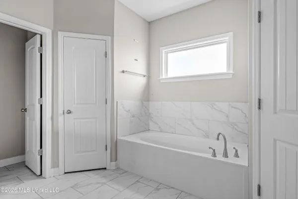 $316,000 | 9155 Lakeside Circle South, Walls, MS 38680