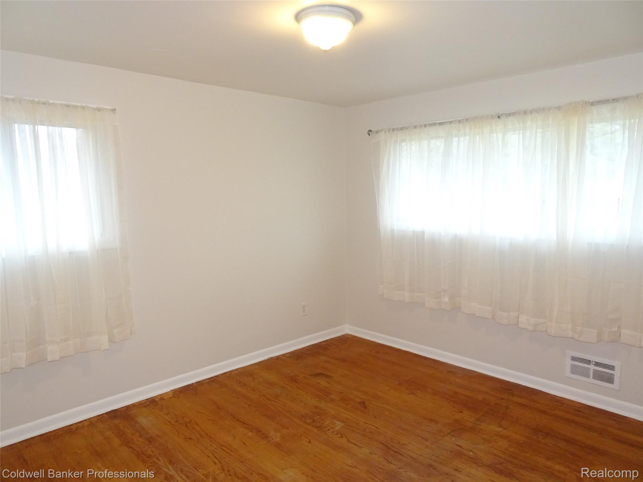 32015 Farmersville Road Farmington, MI 48334 - Photo 28 of 57 DSC05277.JPG
