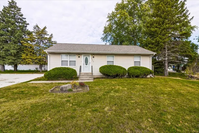 a view of a house with backyard and tree