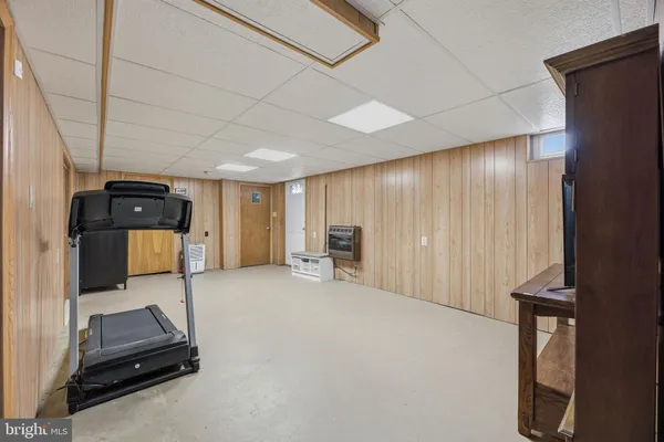 a view of a livingroom with furniture and a ceiling fan