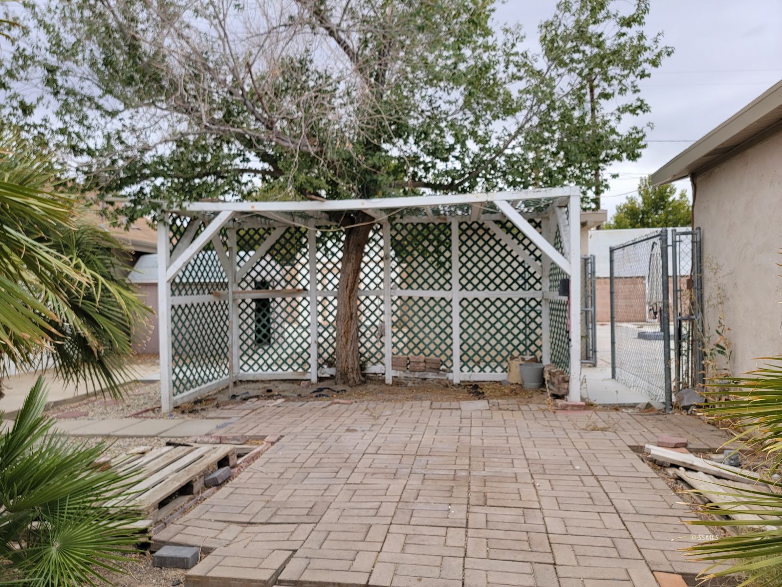 345 South Gordon Street Ridgecrest, CA 93555 - Photo 22 of 22 a view of a garage