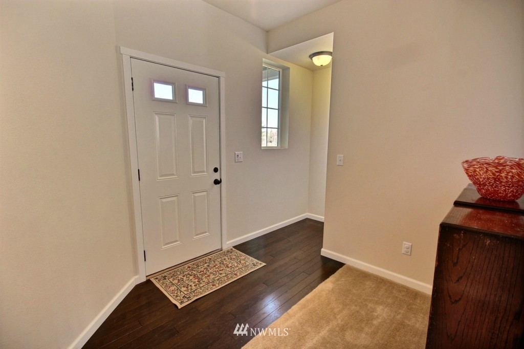 564 Field Place Northeast Renton, WA 98059 - Photo 2 of 23