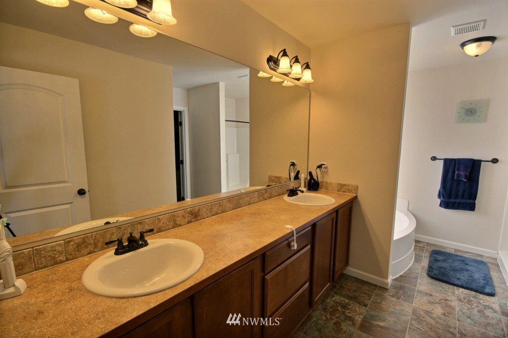 564 Field Place Northeast Renton, WA 98059 - Photo 14 of 23