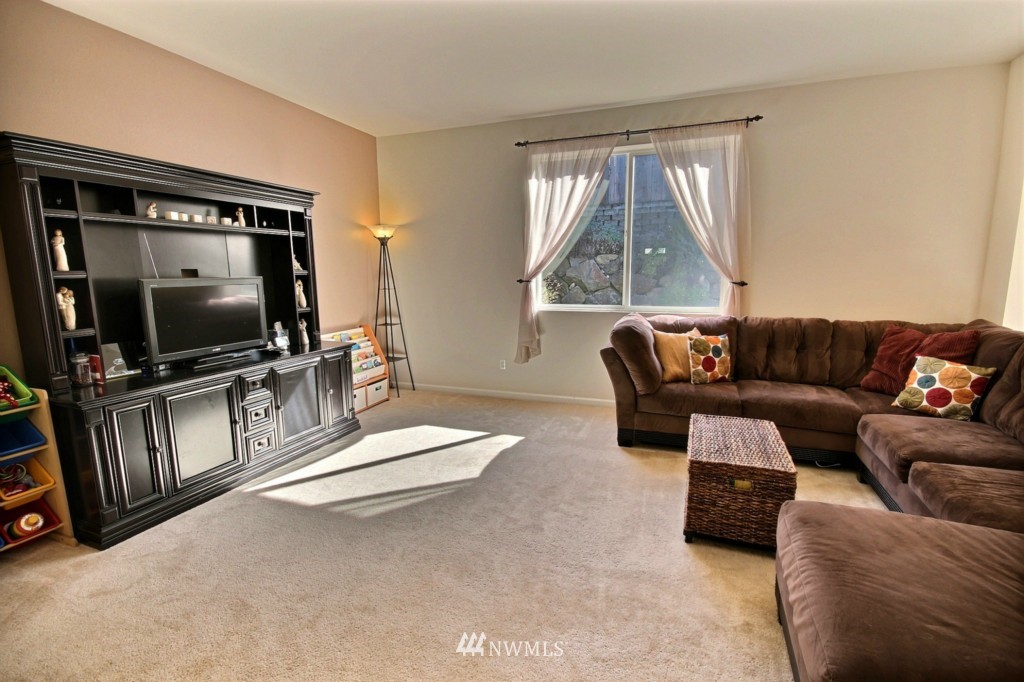 564 Field Place Northeast Renton, WA 98059 - Photo 3 of 23