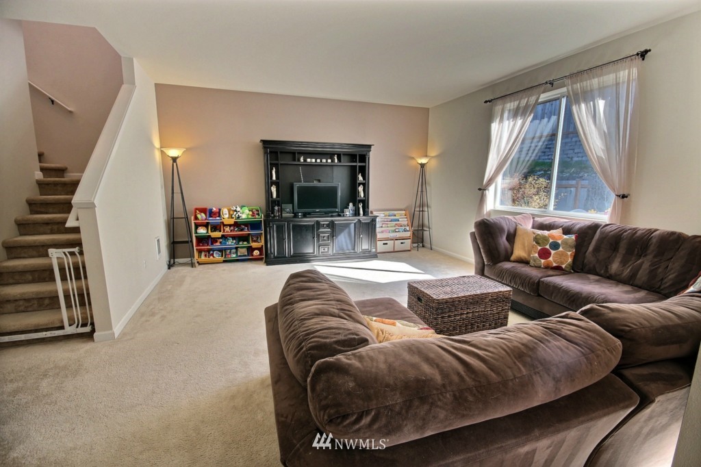 564 Field Place Northeast Renton, WA 98059 - Photo 4 of 23