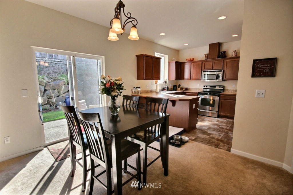 564 Field Place Northeast Renton, WA 98059 - Photo 5 of 23