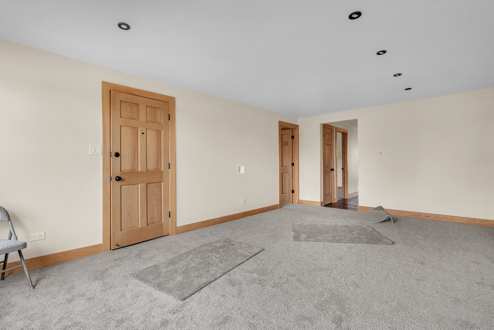 6048 West 79th Street Burbank, IL 60459 - Photo 16 of 34 a view of an empty room