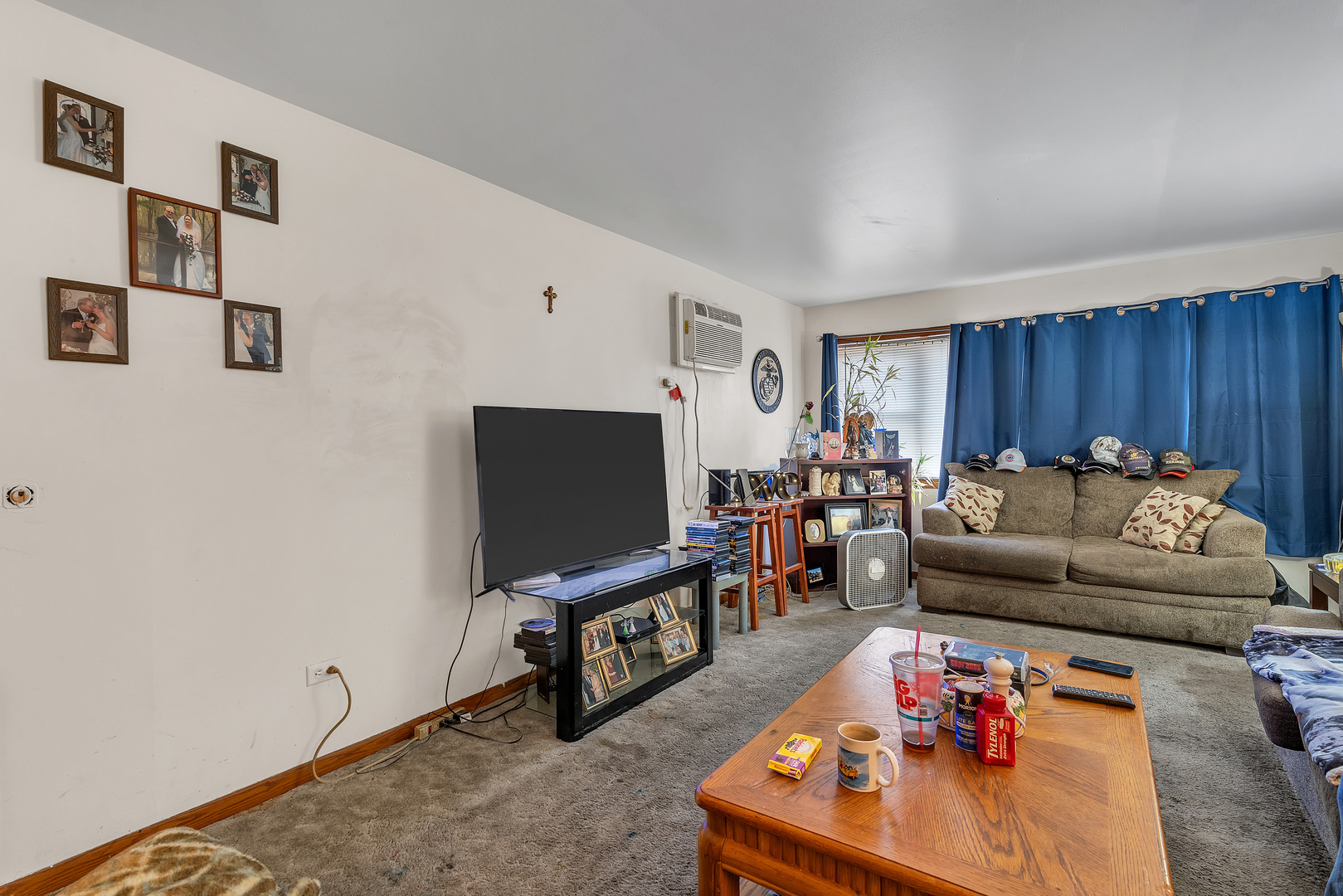 6048 West 79th Street Burbank, IL 60459 - Photo 31 of 34 a living room with furniture and a flat screen tv