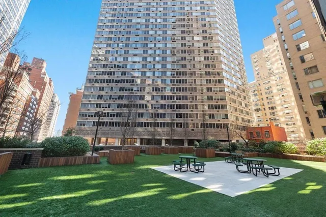 $895,000 | 400 East 54th Street, Unit 14E | Sutton Place