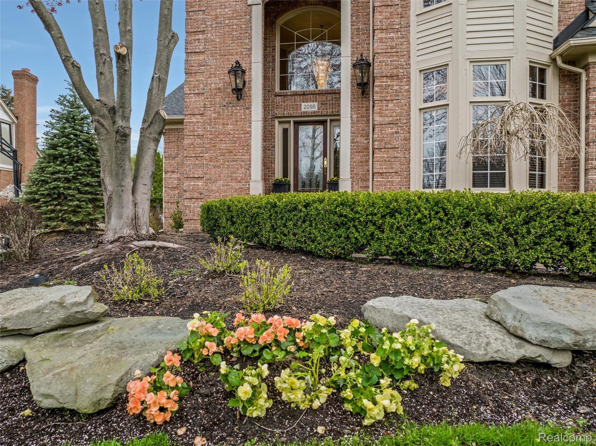 2098 Mapleridge professional landscaping
