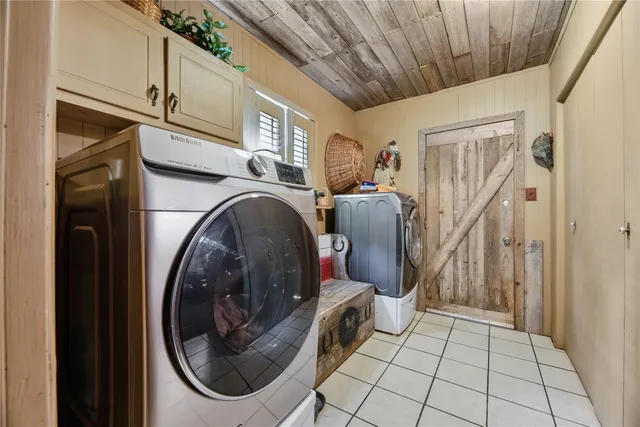 a view of livingroom with furniture