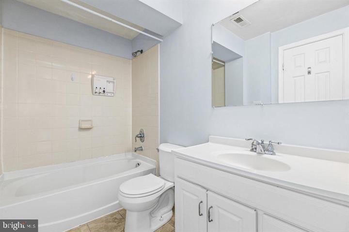 1766 Ann Scarlet Court Woodbridge, VA 22191 - Photo 5 of 11 a bathroom with a sink a toilet and a bathtub