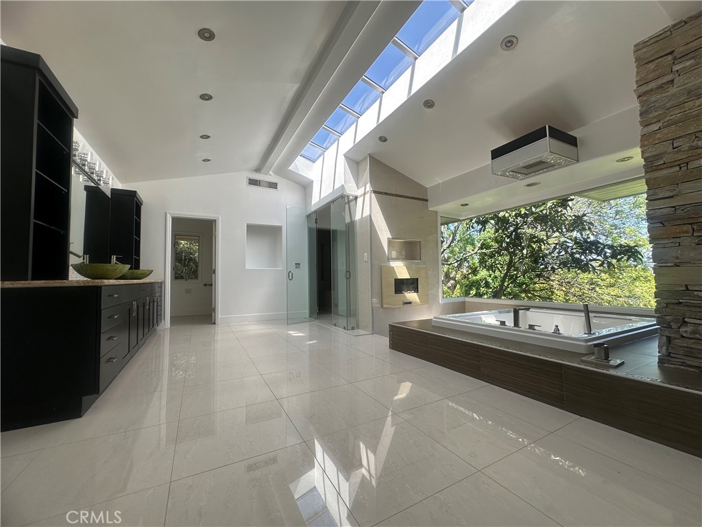 60 Crest Road East Rolling Hills, CA 90274 - Photo 21 of 23 Master bathroom