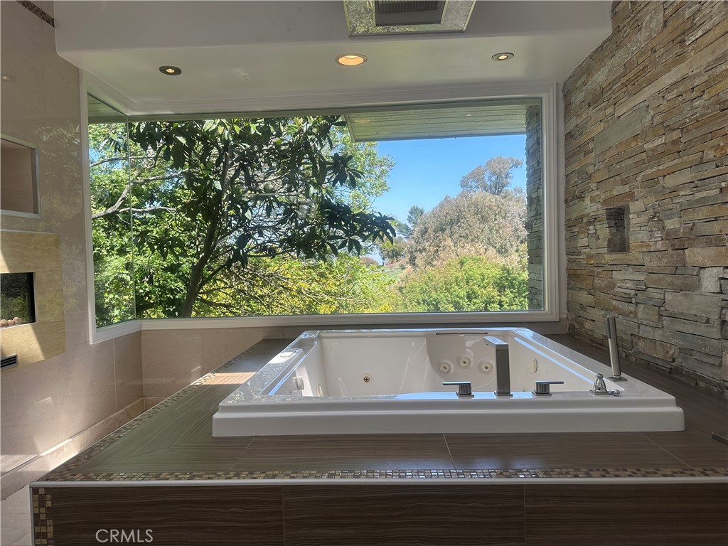 60 Crest Road East Rolling Hills, CA 90274 - Photo 22 of 23 Luxury soaking bath tub