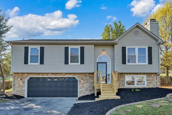 $374,950 | 1831 Summerfield Drive, Roanoke, VA 24012