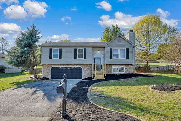 $374,950 | 1831 Summerfield Drive, Roanoke, VA 24012