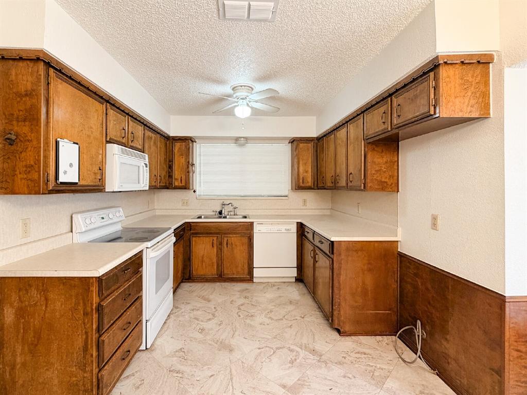 712 Pecan Street Burleson, TX 76028 - Photo 10 of 31