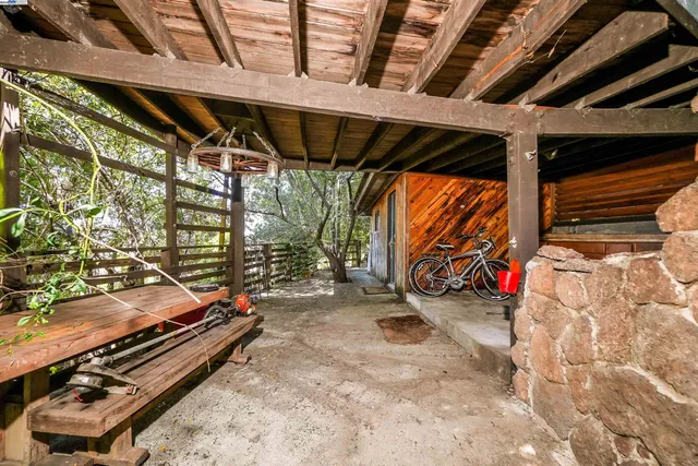 a view of a houses with a flower