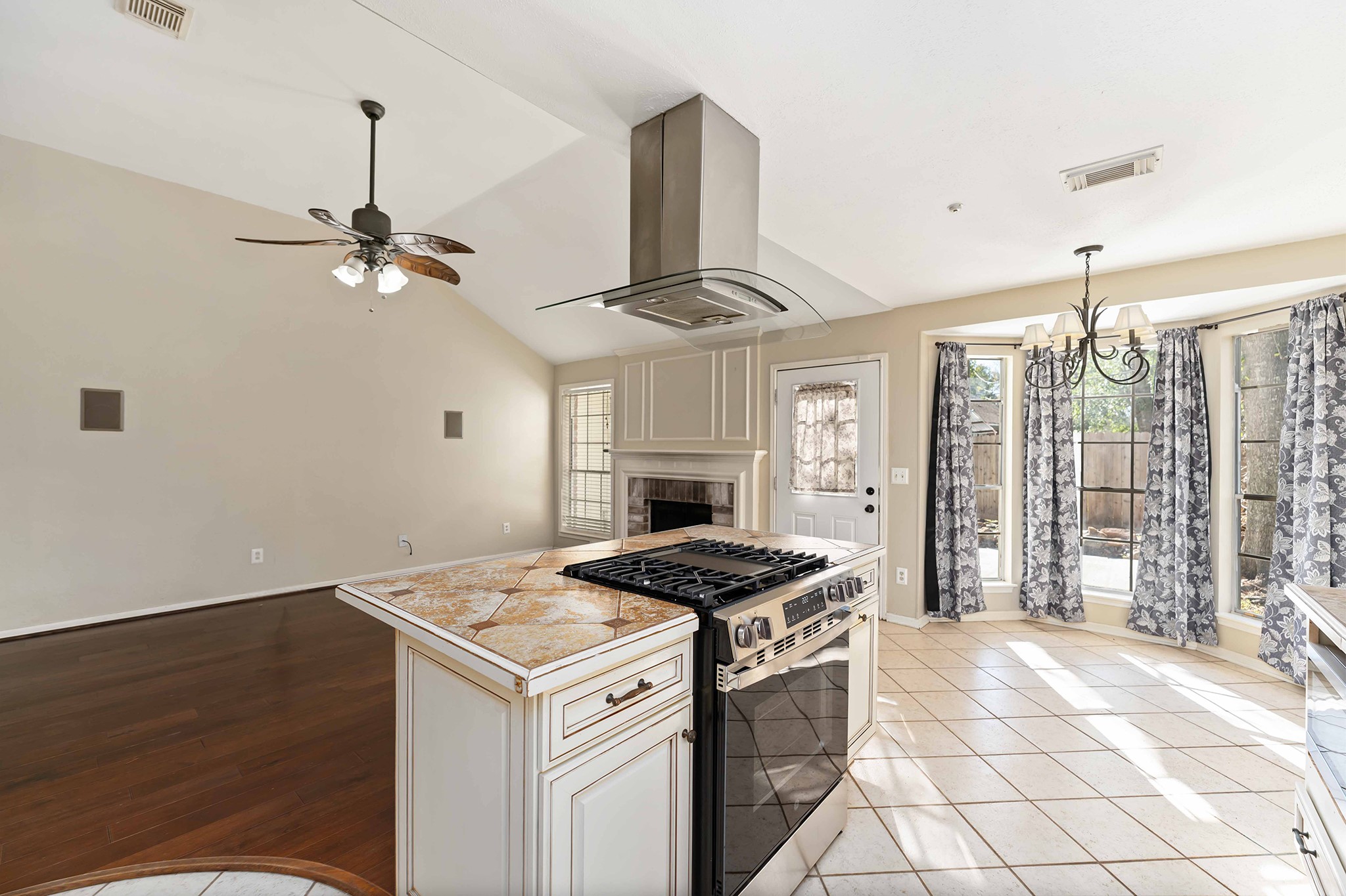 19927 Teller Boulevard Spring, TX 77388 - Photo 16 of 42 a kitchen that has a stove and a table in it