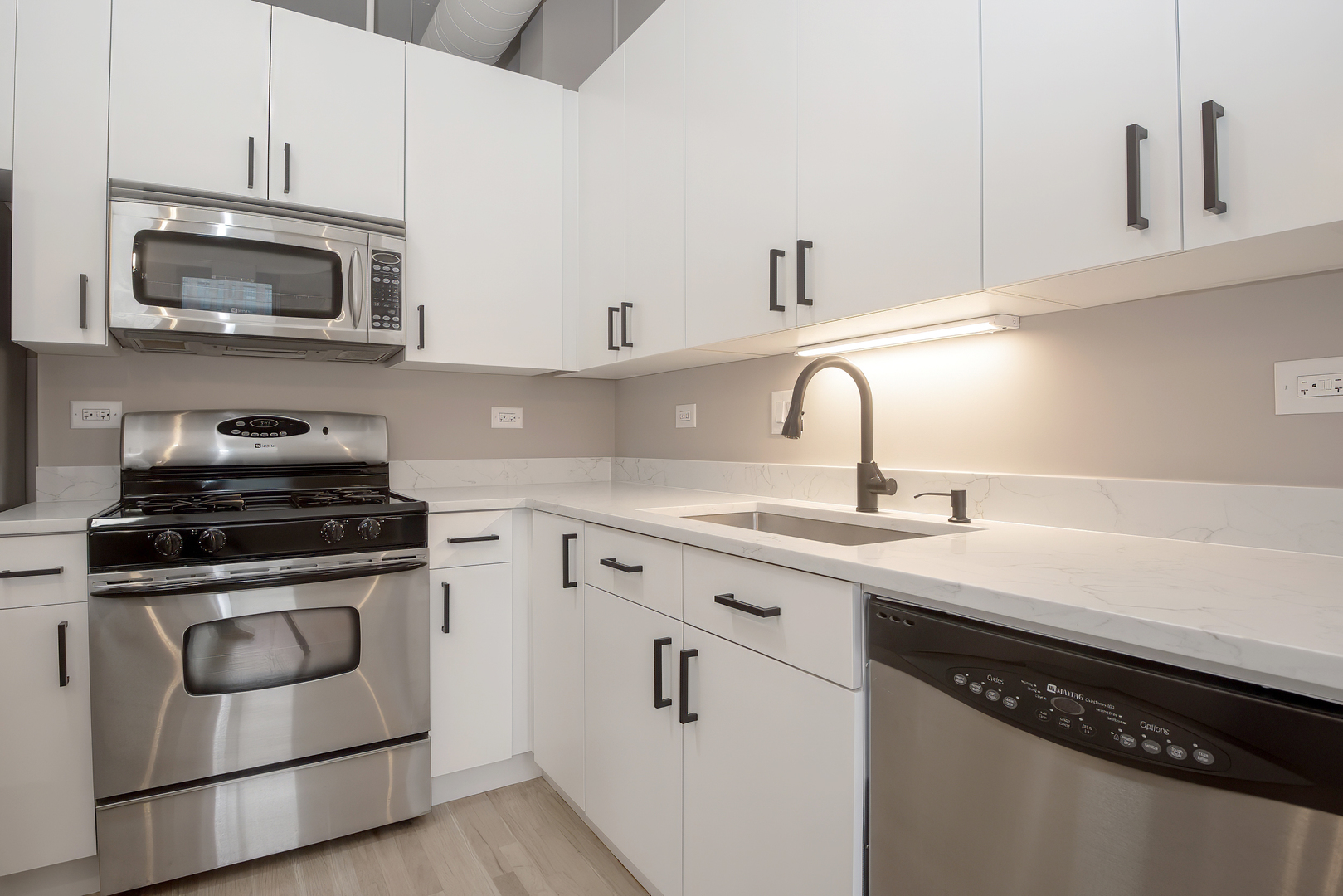 950 West Monroe Street, Unit 402 Chicago, IL 60607 - Photo 11 of 33