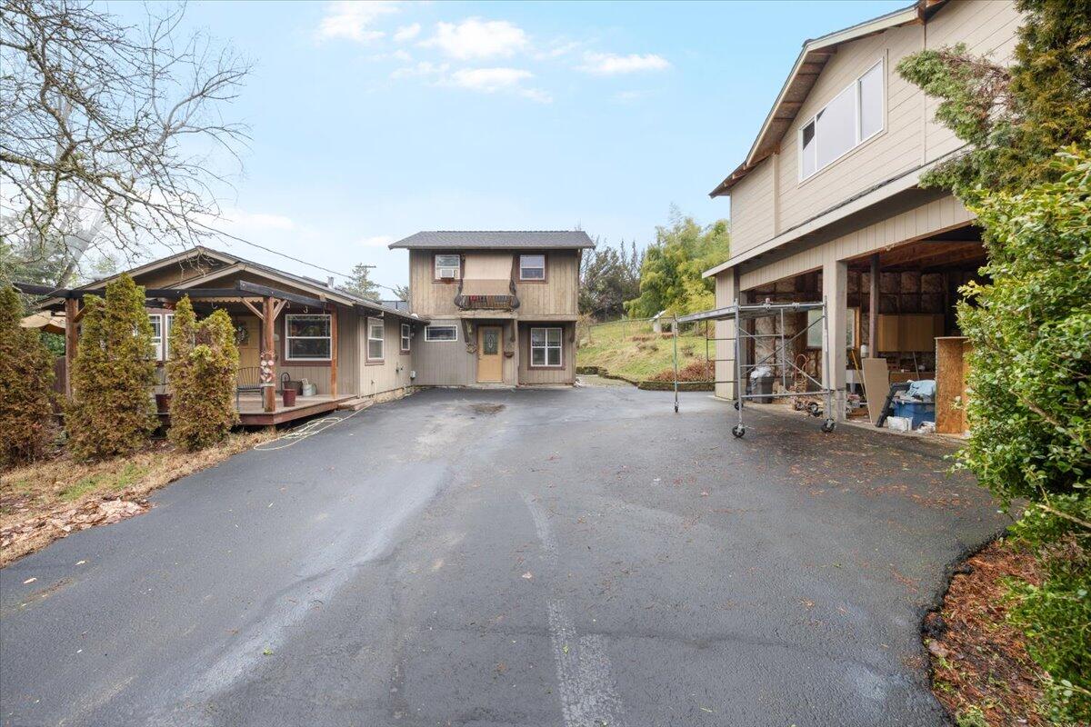 2751 Dark Hollow Road Medford, OR 97501 - Photo 2 of 32 02
