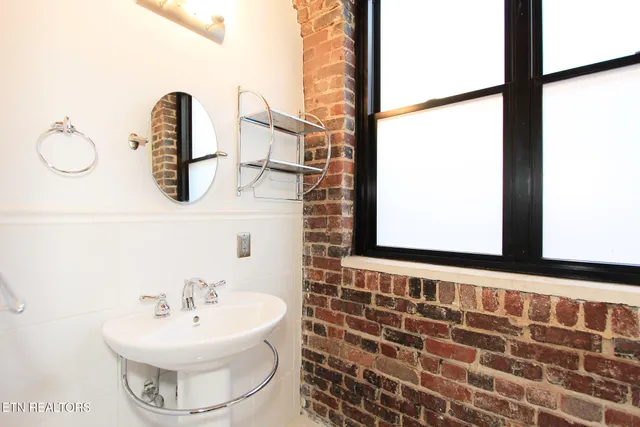 $2,700 | 220 West Jackson Avenue, Unit 404, Knoxville, TN 37902