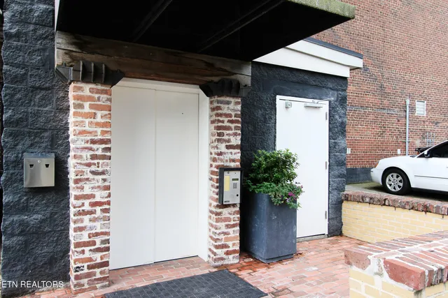 $2,700 | 220 West Jackson Avenue, Unit 404, Knoxville, TN 37902